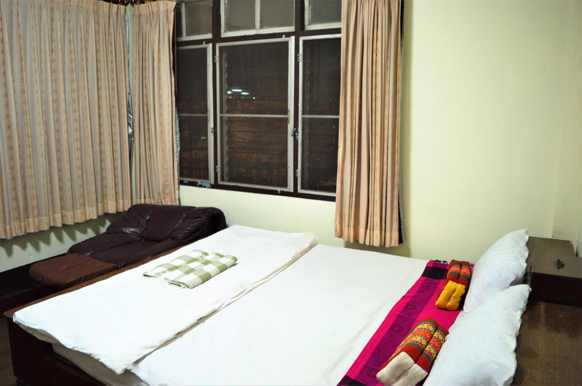 28 Rachabutr Hostel أوبونراتْشاتاني الغرفة الصورة